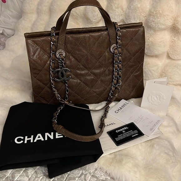 AUTHENTIC CHANEL  HANDBAG ** CAVIAR LEATHER ** VERSATILE, SPACIOUS AND BEAUTIFUL - Picture 1 of 17